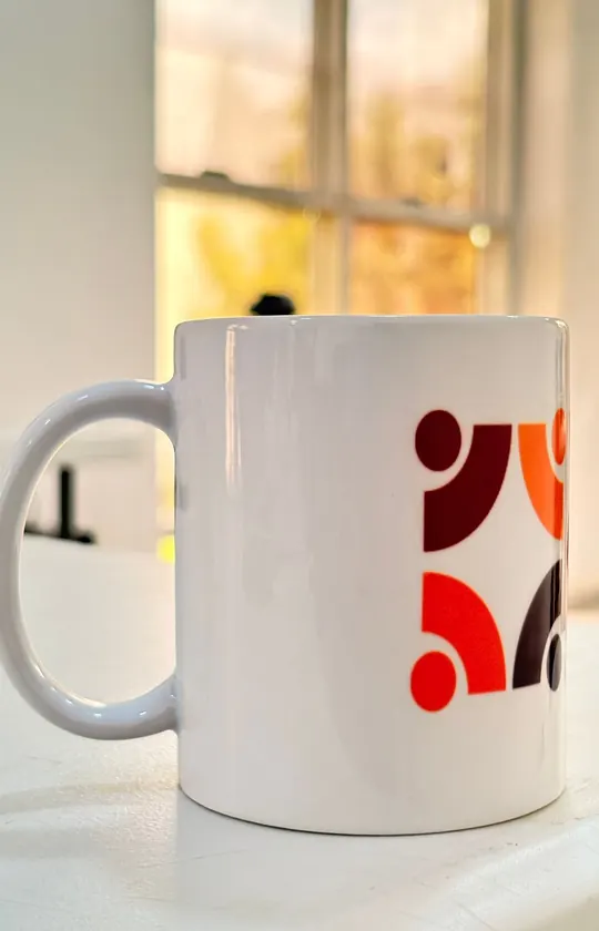 Caneca branca com estampa colorida